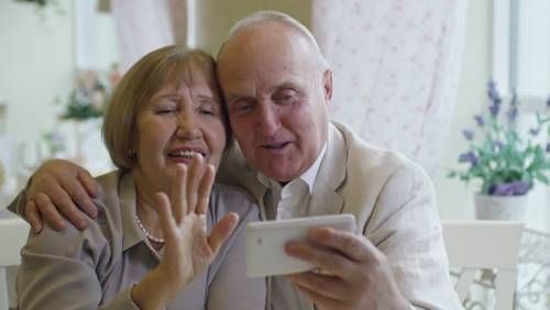 Dziadkowie - nie zapominaj o utrzymywaniu z nimi kontaktu podczas odosobnienia