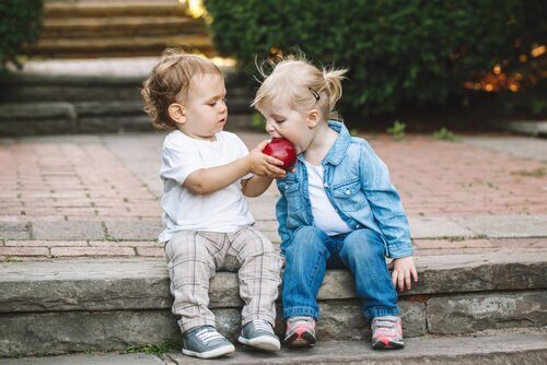 Dzieci jedzące jabłko