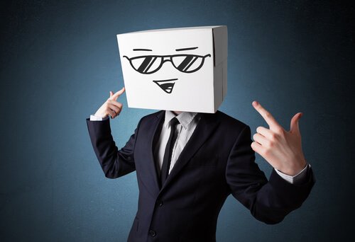 Człowiek w kartonie na głowie