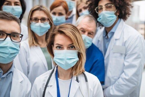 Lekarze w maskach