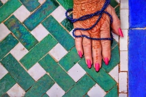 Dłoń kobiety z tatuażem z henny
