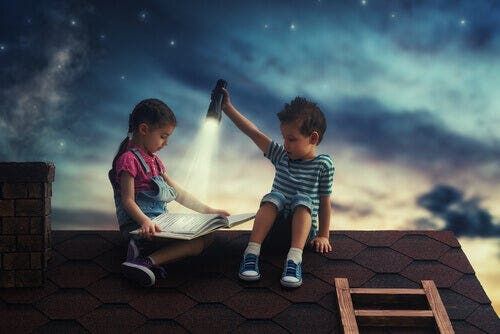 Dzieci czytają na dachu