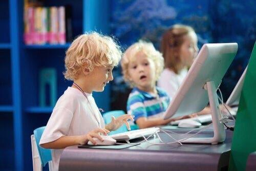 Dzieci przed komputerami