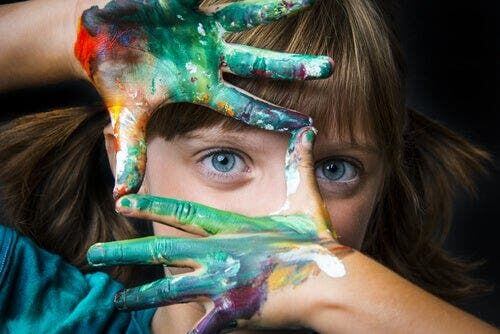 Dziecko w trakcie malowania farbami