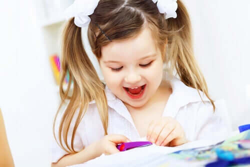 Dziewczynka z nożyczkami