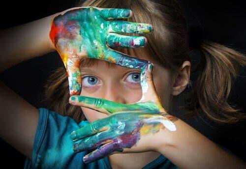 Dziewczynka z dłońmi w farbie