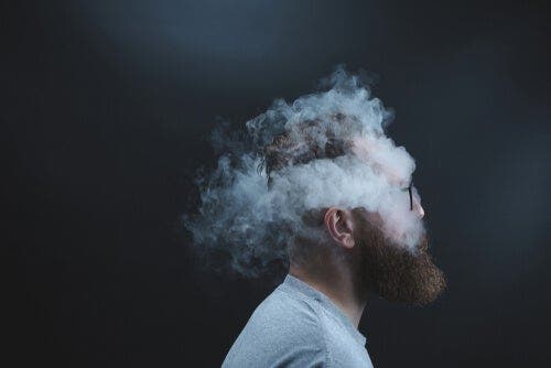 Głowa mężczyzny otoczona dymem