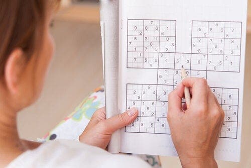 Kobieta rozwiązująca sudoku