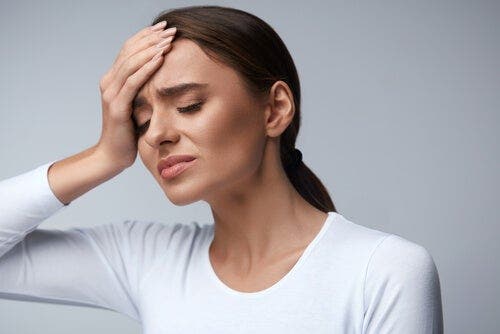 Kobieta z bólem głowy - dlaczego mózg nie odczuwa bólu?