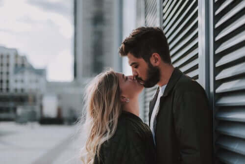 Całująca się para