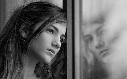 Dziewczyna przy oknie