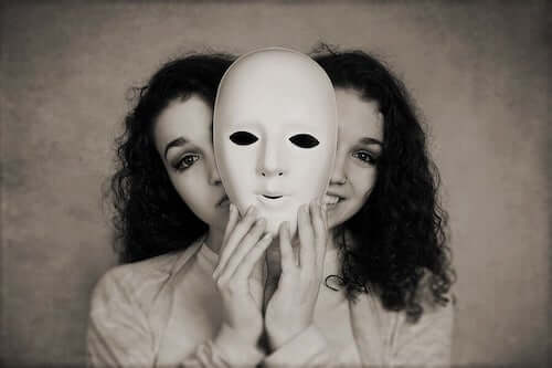Kobieta z dwoma maskami
