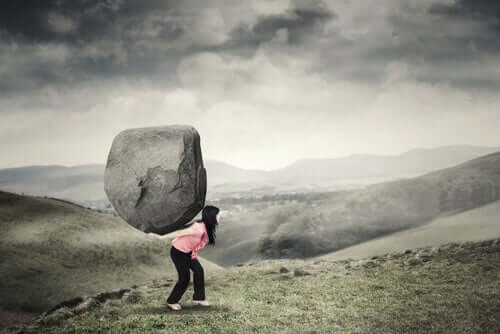 Kobieta z kamieniem na plecach