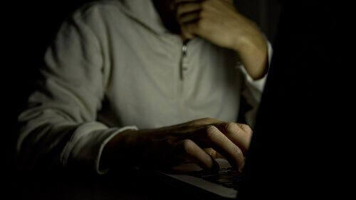 Mężczyzna używający komputera