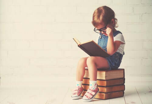 Dziecko w trakcie czytania