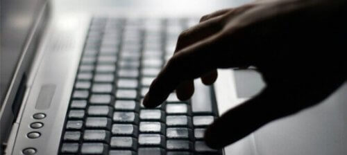 Osoba pisząca na klawiaturze