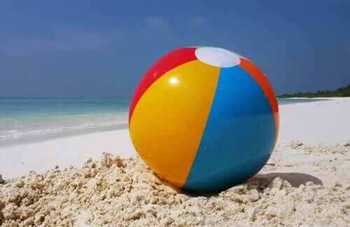Metafora piłki na plaży