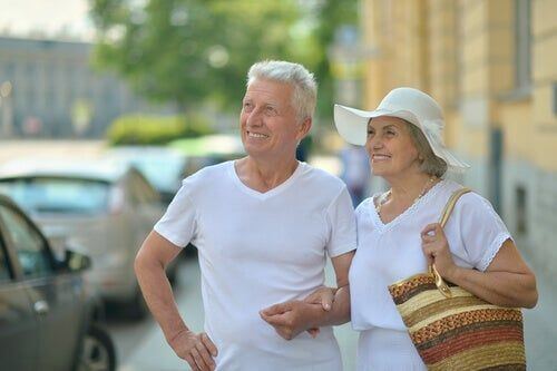 Seniorzy na ulicach miasta