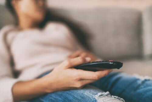 Śpiąca kobieta na kanapie