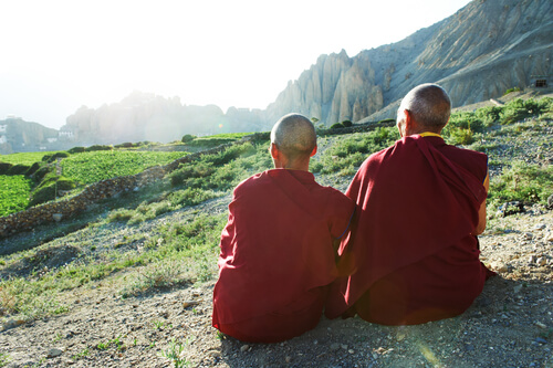 Tybetańscy mnisi wpatrzeni w horyzont