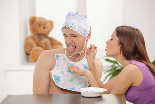 Dorosły mężczyzna jedzący jak dziecko