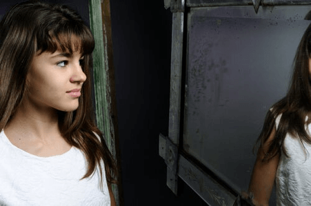 Dziewczyna przed lustrem