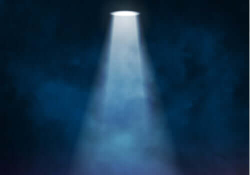 Efekt reflektora: myślisz, że każdy na Ciebie patrzy?