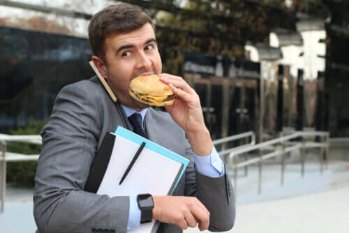 Mężczyzna jedzący hamburgera