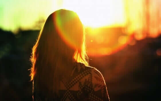 Kobieta na tle zachodzącego słońca