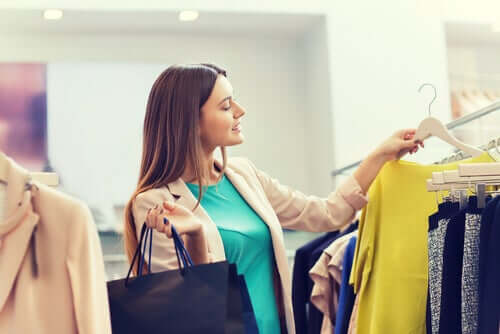 Kobieta wybiera ubrania w sklepie