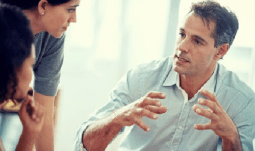 Jak sprawiać wrażenie osoby pewnej siebie podczas rozmowy?