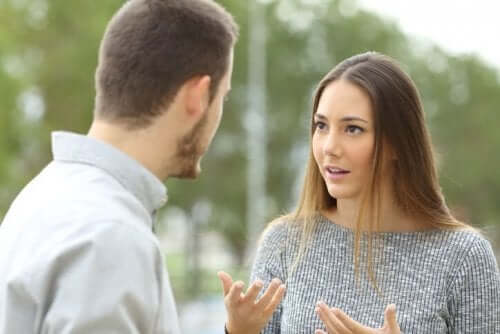 Para podczas rozmowy - jak poprawić komunikację w związku