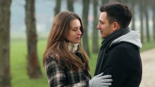 Przytulająca się para