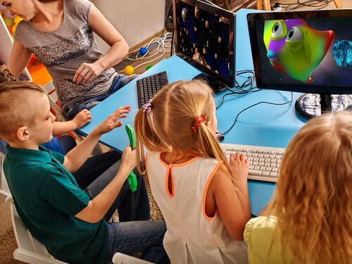Dzieci grają w gry na komputerze w klasie
