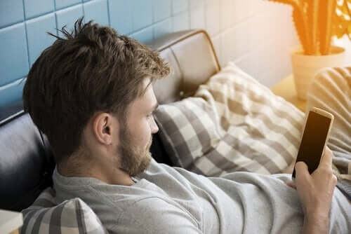 Mężczyzna używający komórki