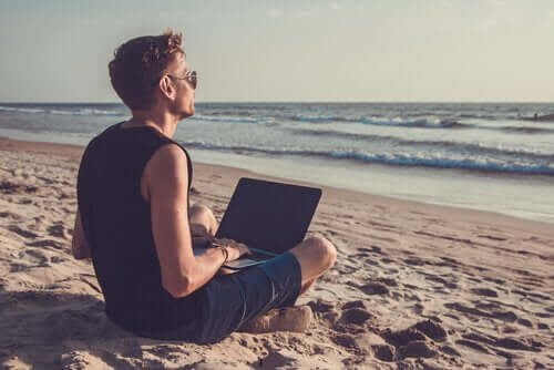 Mężczyzna z laptopem na plaży