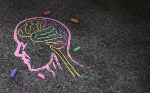 Mózg narysowany kredą na asfalcie