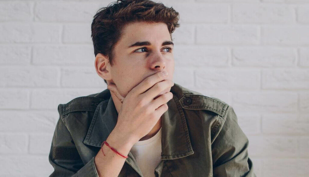 Zamyślony mężczyzna