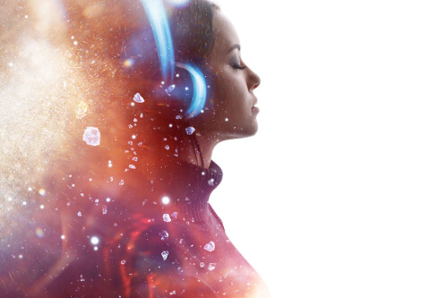 Kobieta słuchająca muzyki