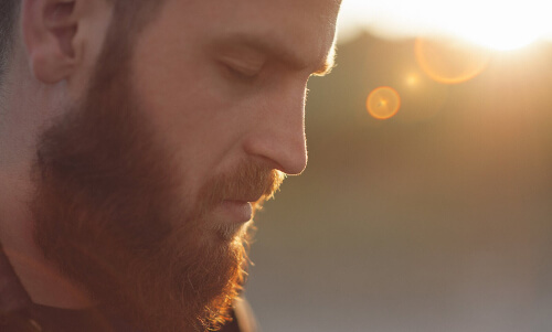 Zaniepokojony mężczyzna