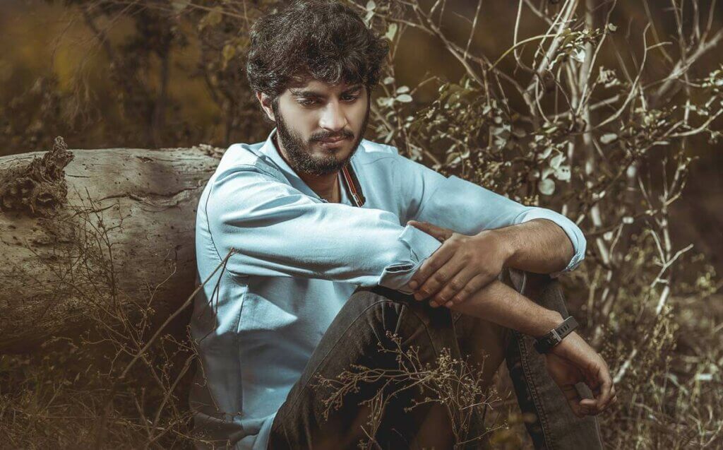 Zamyślony mężczyzna