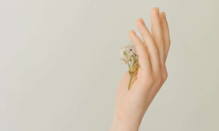 Samookaleczanie: dlaczego niektórzy celowo zadają sobie ból?