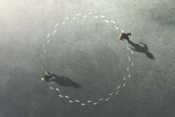 Dwie osoby chodzące w kółko