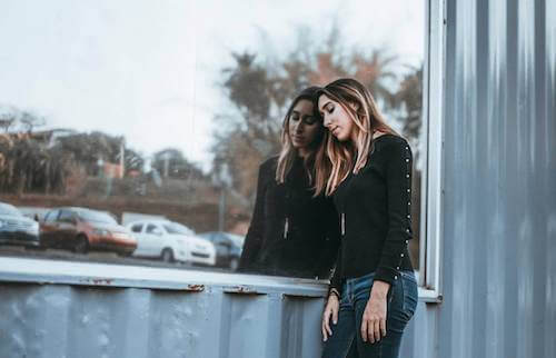 Kobieta oparta o szybę