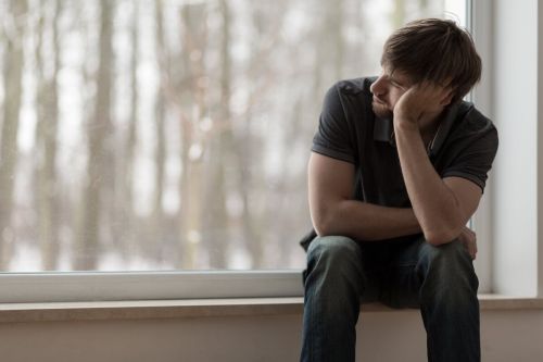 Mężczyzna martwi się, że wszystko idzie nie tak