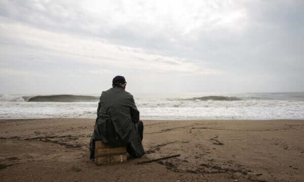 Mężczyzna siedzący nad morzem