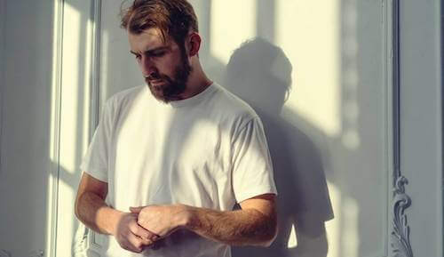 Mężczyzna ze spuszczoną głową