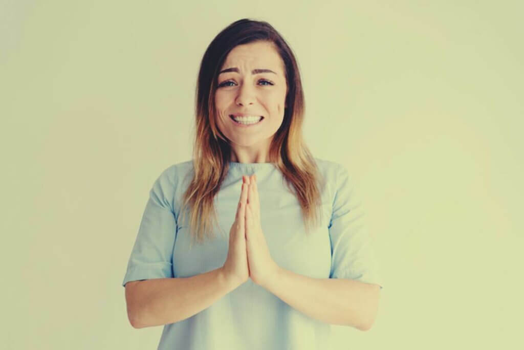 Prosząca o coś kobieta