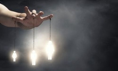 Ręka kontroluje ludzi