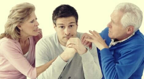 Młody mężczyzna i jego rodzice